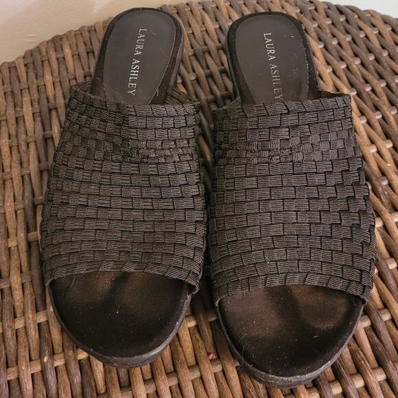 Laura Ashley Black Woven Slip-On Mule Sandals Sz 7.5 2" Wedge Neutral Minimalist - Picture 1 of 7